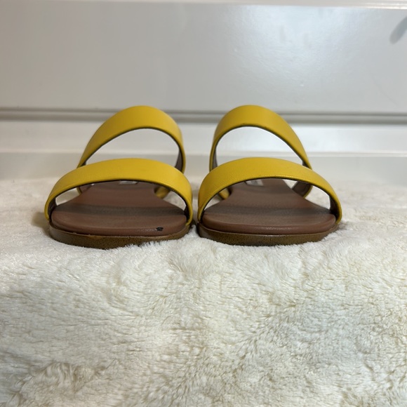 Steve Madden Dual Yellow Sandals - Picture 7 of 16